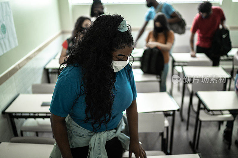 大学生/高中生戴口罩离开教室